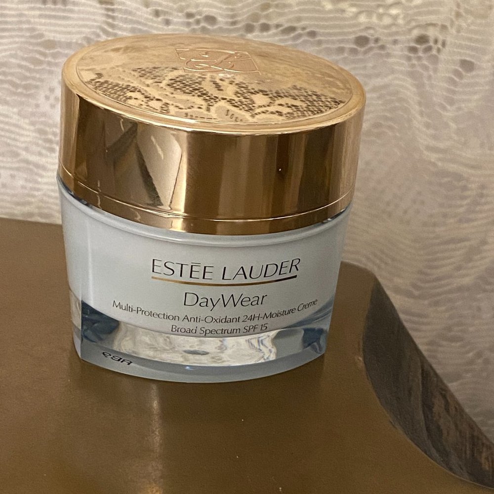 ESTEE LAUDER DayWear Multi-Protection 24H Moisture